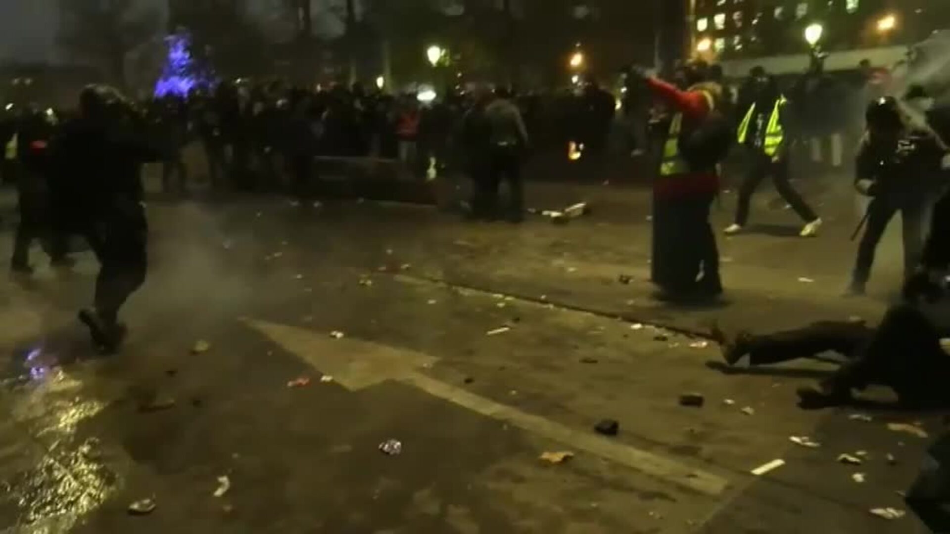 Enfrentamientos entre manifestantes y la policía en París