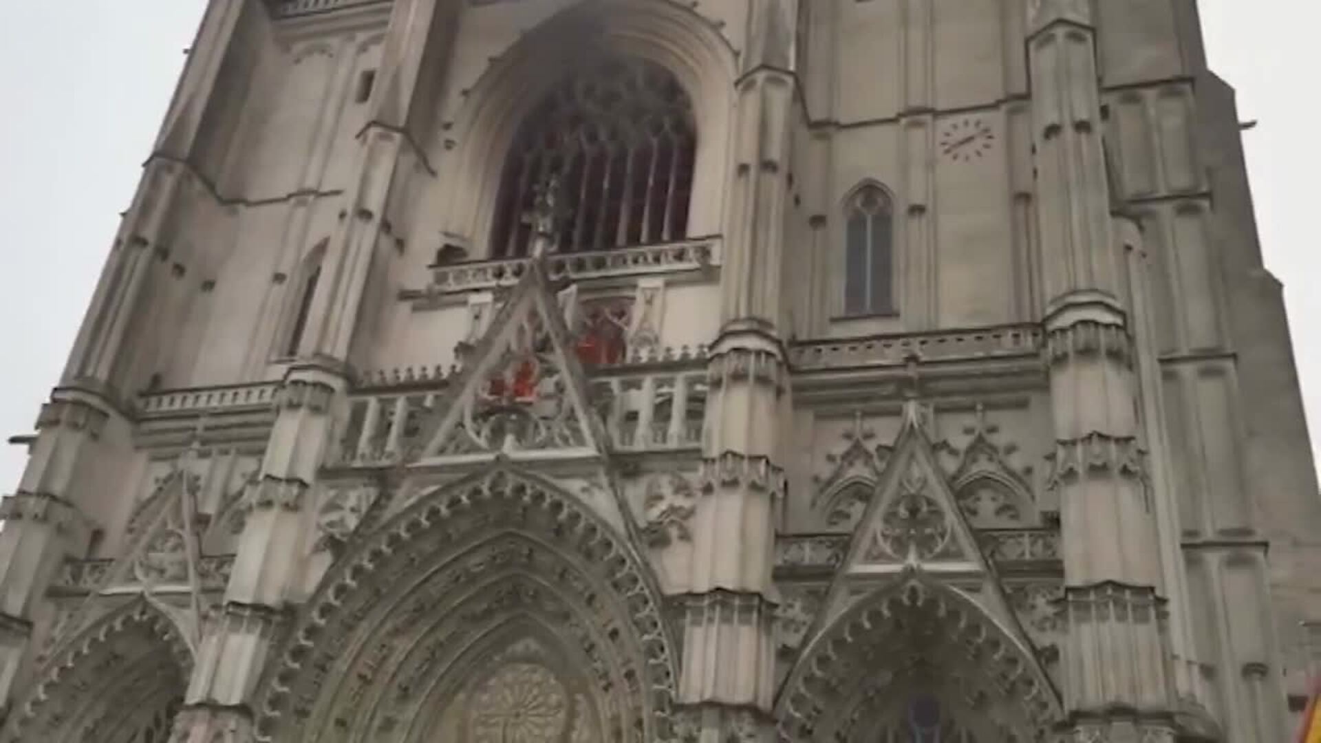 Bomberos dan por controlado el incendio declarado en la catedral de Nantes