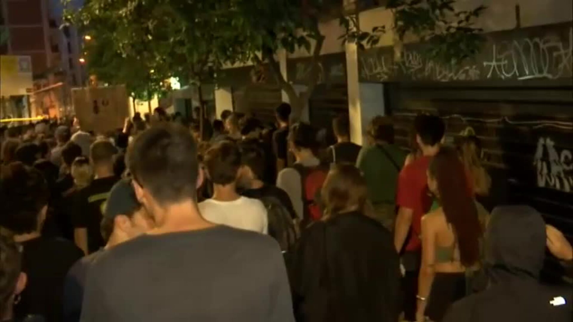 Dos detenidos y dos agentes heridos en el desalojo de una casa &#039;okupa&#039; en el centro de Barcelona