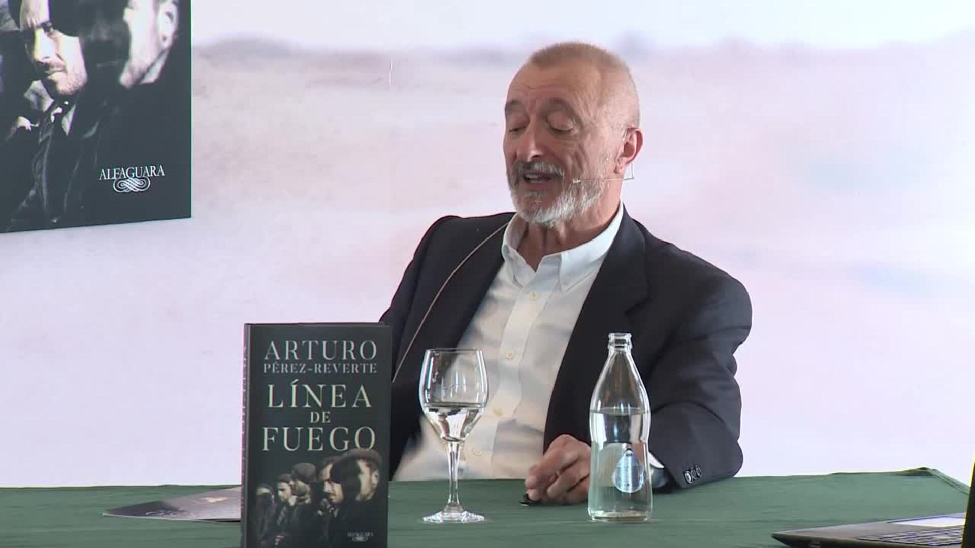 Pérez-Reverte presenta &#039;Línea de Fuego&#039;, una novela &quot;sobre nuestra memoria&quot;