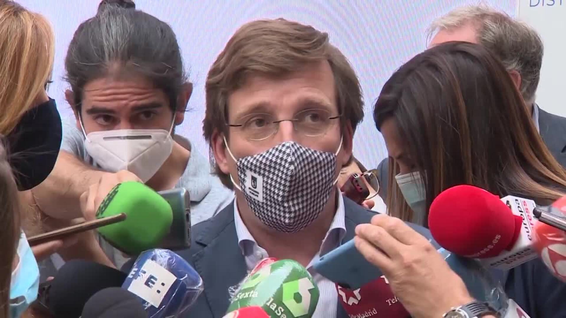 Almeida no ve necesario la mascarilla obligatoria pero Villacís insiste en que sí