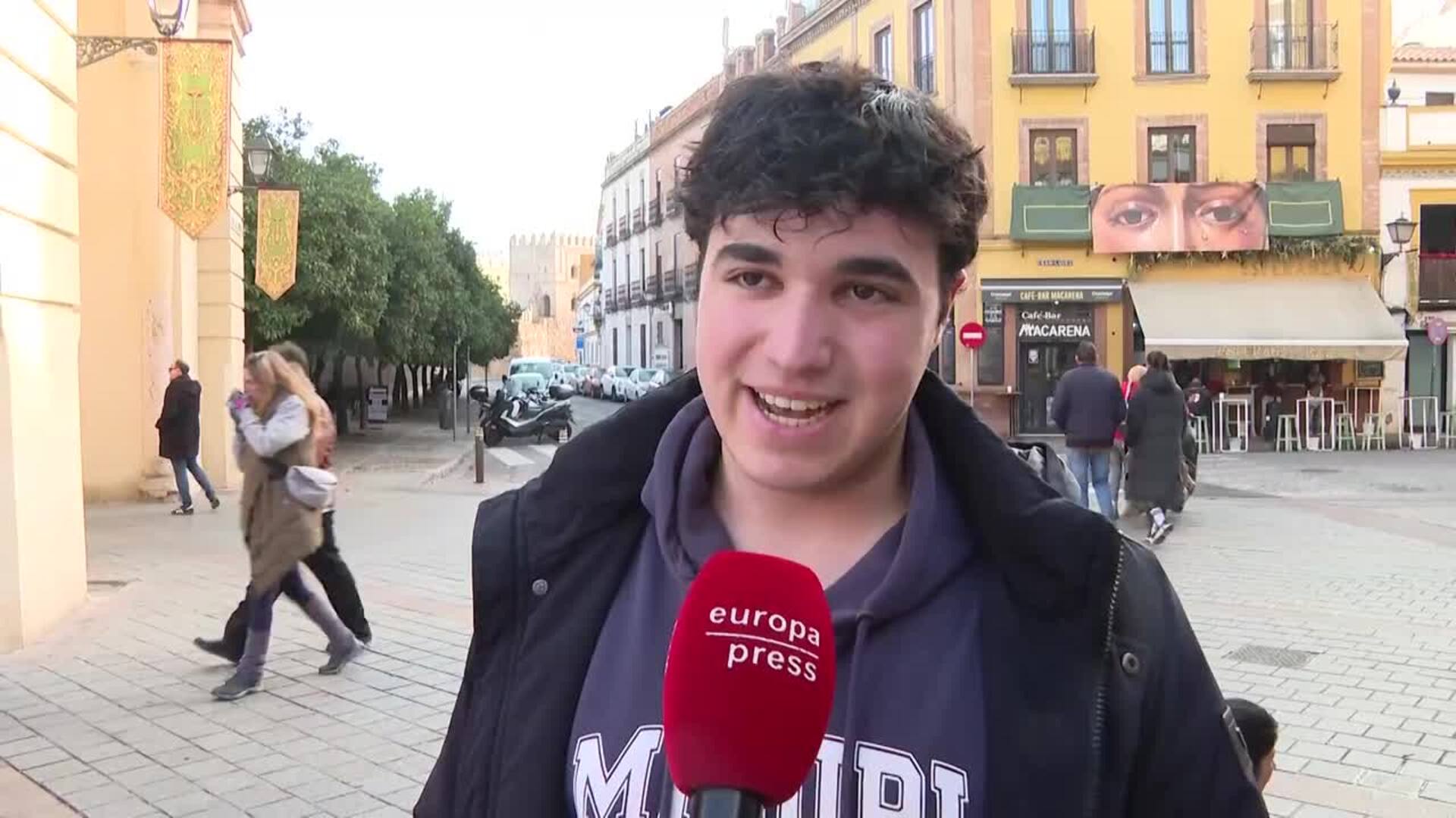 Cientos de devotos en la vuelta de la Macarena al culto tras su restauración