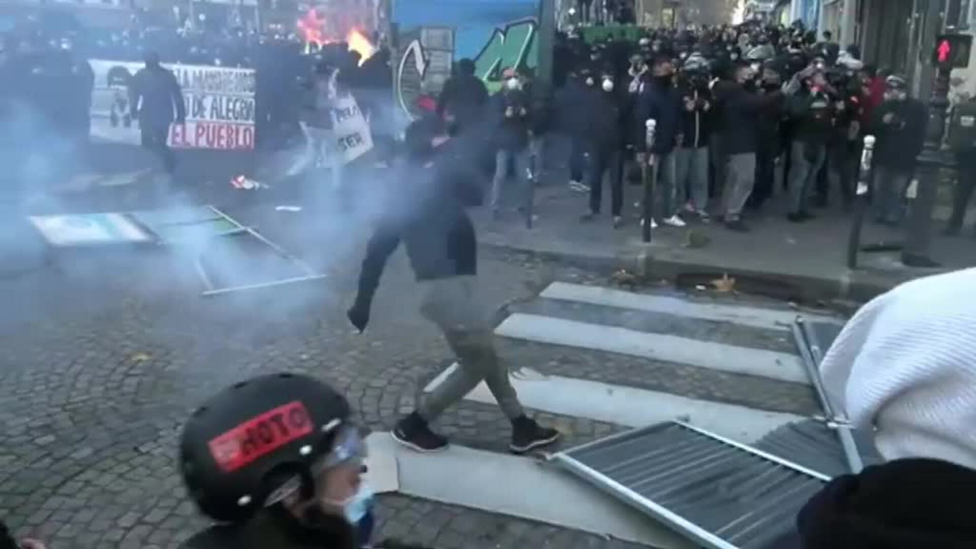 Altercados en una multitudinaria manifestación en París contra la nueva ley de seguridad