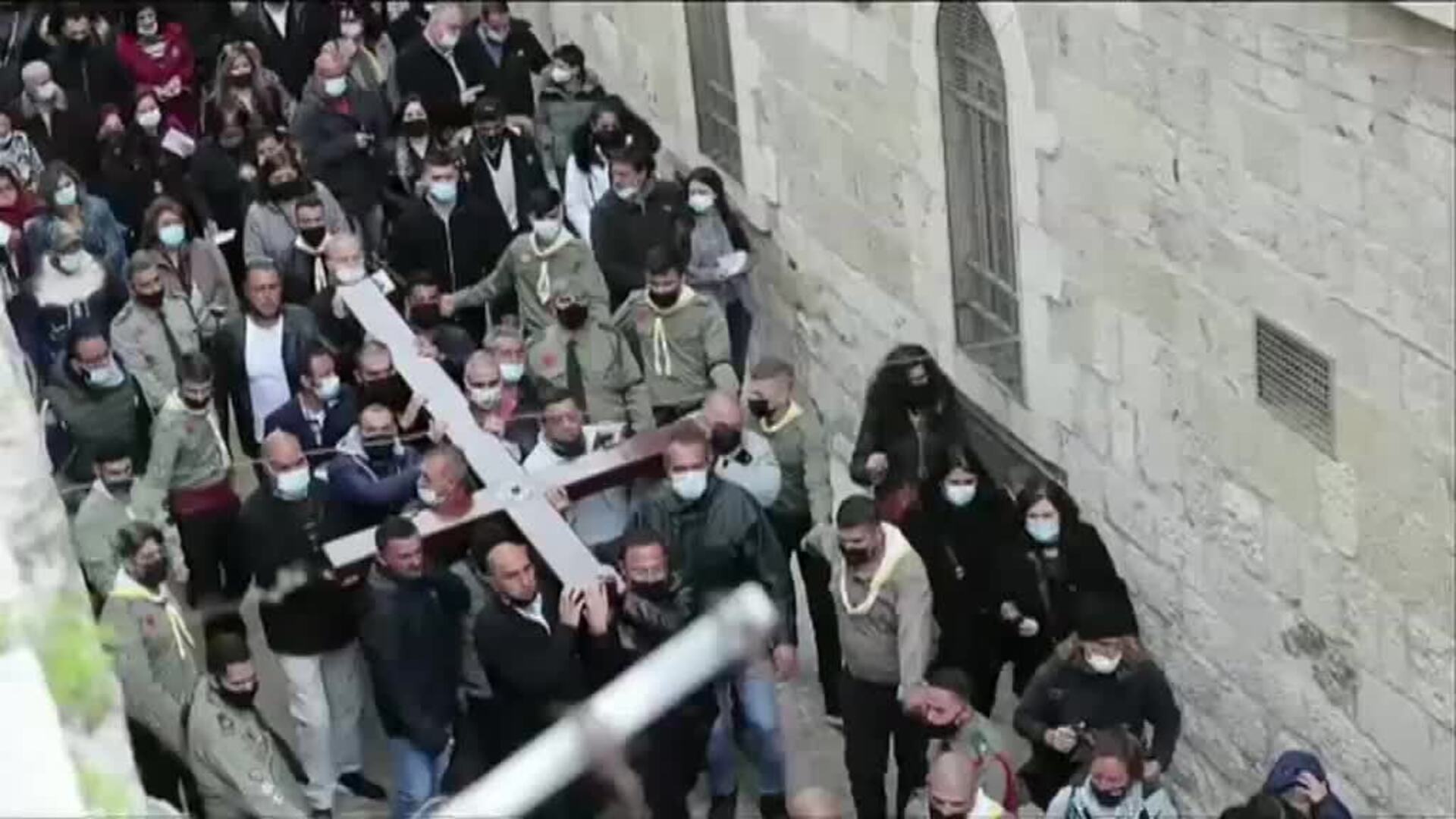 Cientos de fieles llenan las calles de Jerusalén con motivo del Vía Crucis