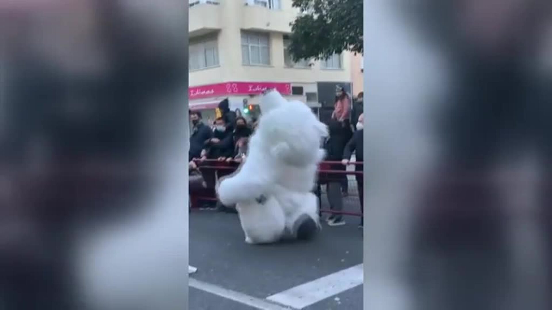 Niños y mayores disfrutan de la noche más mágica del año