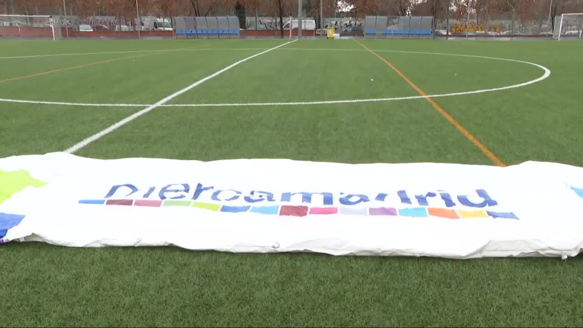 Decenas de niños corren en la Sansilvestriña de Vallecas por una buena causa