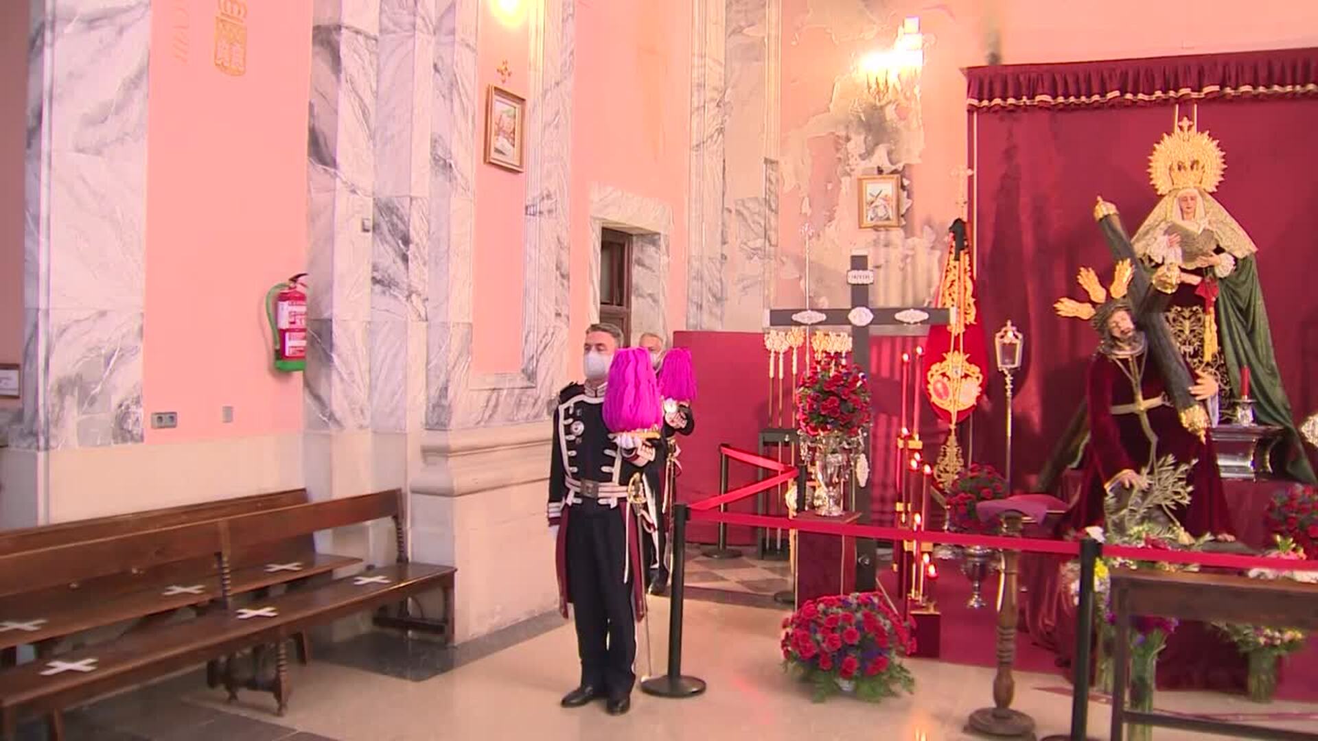 Devotos visitan la Hermandad de las Tres Caídas (Madrid)