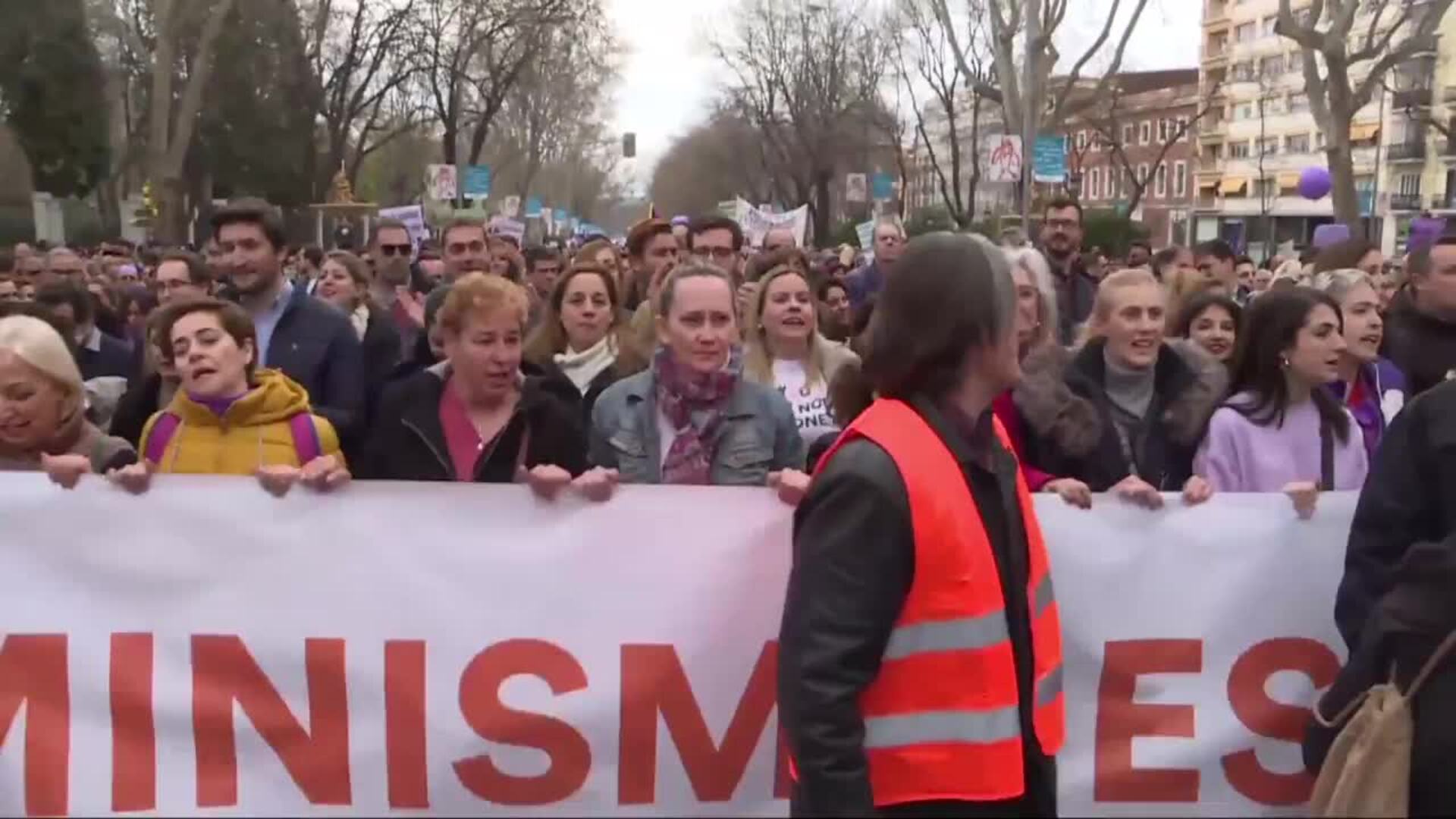 Gritan &#039;fuera, fuera&#039; a Roldán y Villacís en la manifestación del 8M
