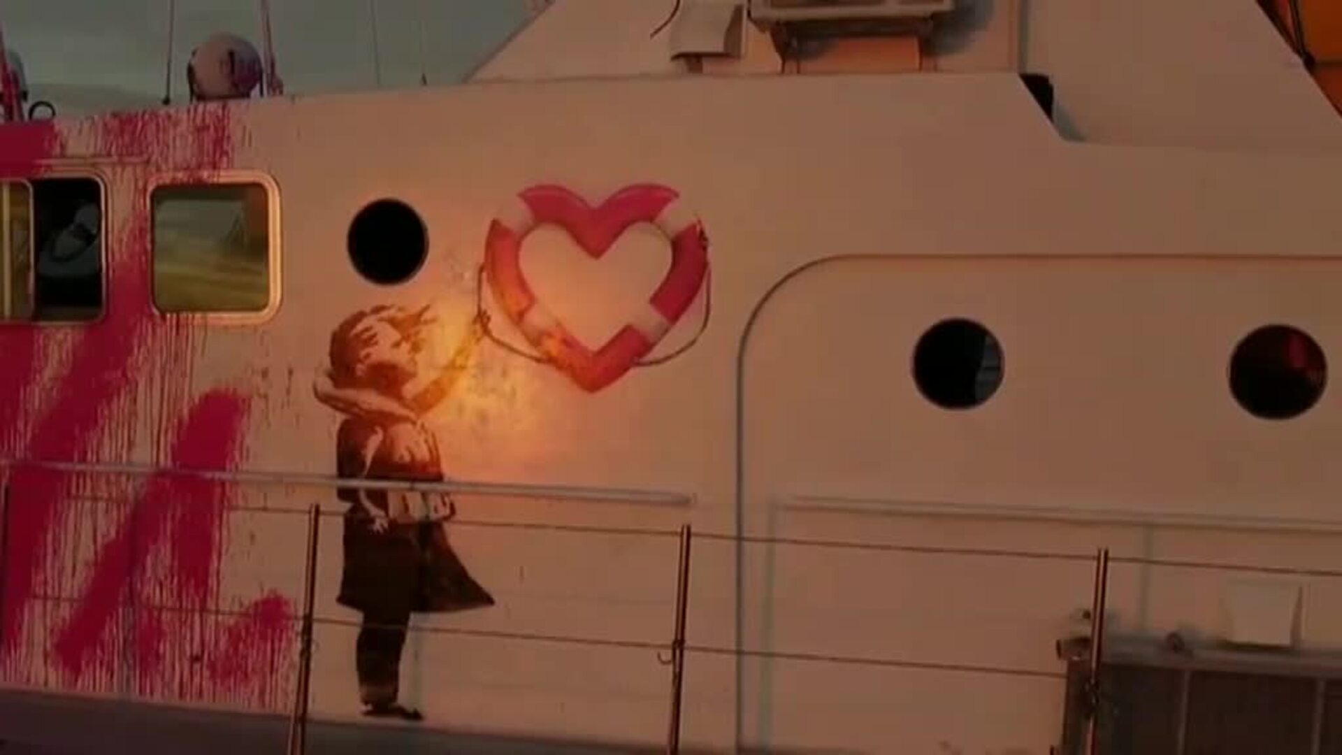 El barco de rescate humanitario financiado por Bansky desembarca en Lampedusa tras rescatar a 219 personas