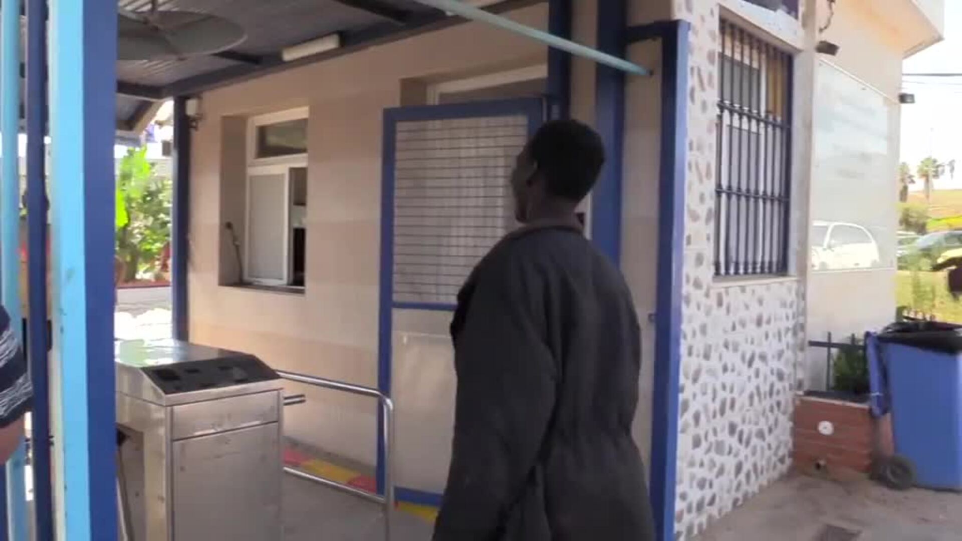 Decenas de inmigrantes entran en Melilla tras un salto masivo a la valla