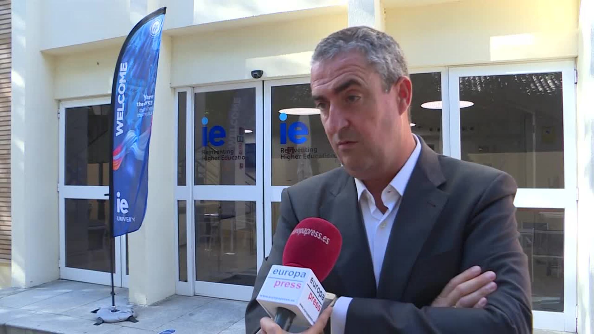 IE Business School ve &quot;sorpresiva&quot; la fusión de Caixabank y Bankia