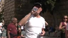 Botas, sandalias, tops y chaquetas: cómo vestirse para el veranillo de San Miguel con máximas de 35 grados