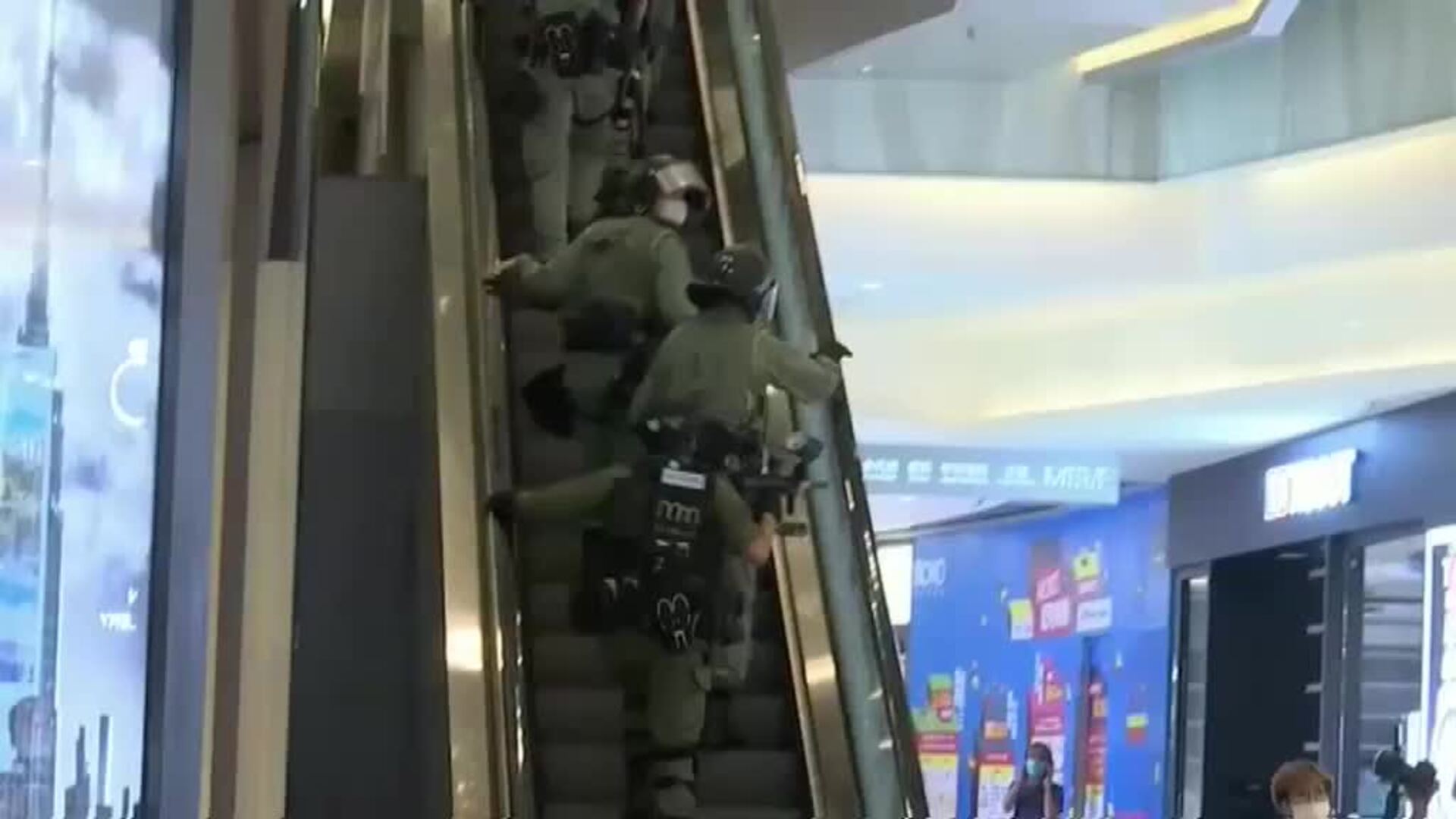 Manifestantes en Hong Kong protestan por las restricciones promovidas por el Gobierno