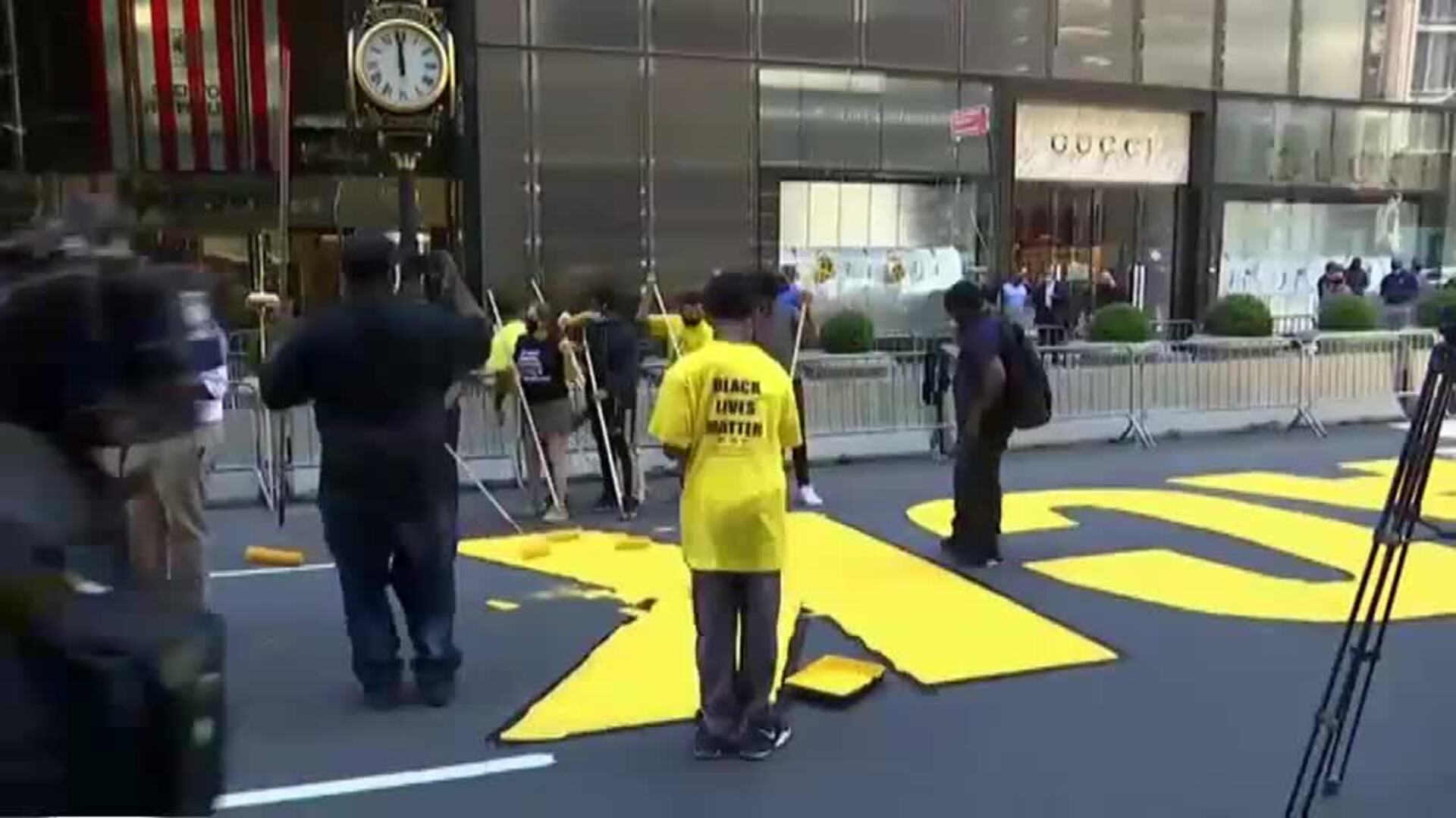 Pintan un mural contra el racismo ante la Torre Trump