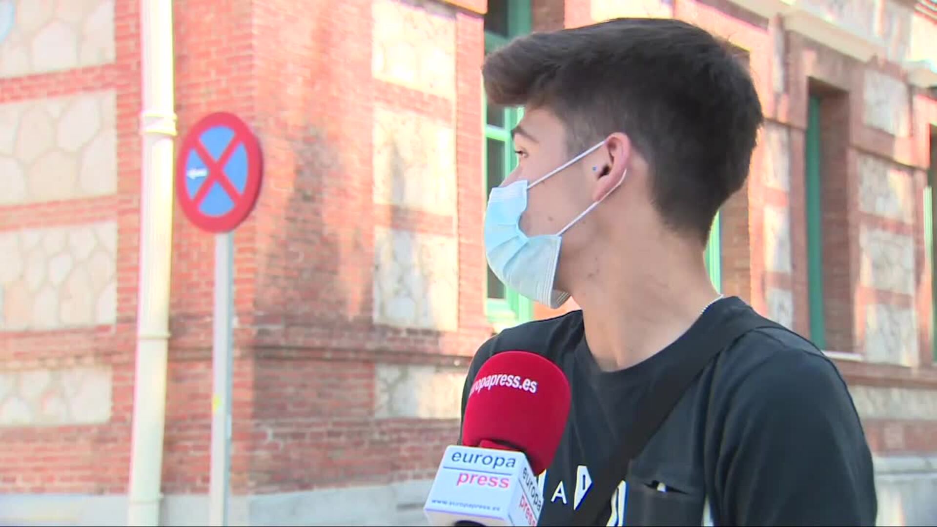 Jóvenes acuden a realizarse pruebas PCR tras viajar a Mallorca de fin de curso