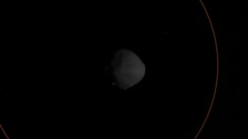 Las impresionantes imágenes de cómo la NASA recogió muestras en el peligroso asteroide Bennu