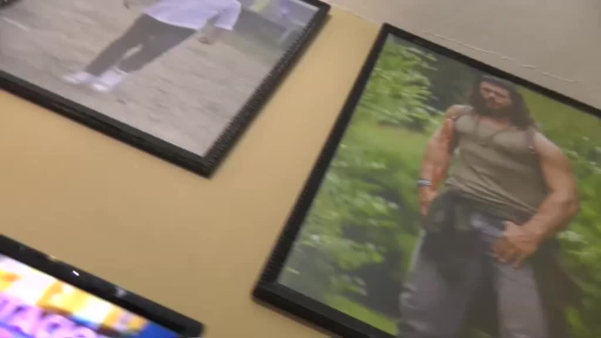 Un grafiti de Can Yaman adorna la fachada de una vecina de Los Barrios, en Cádiz