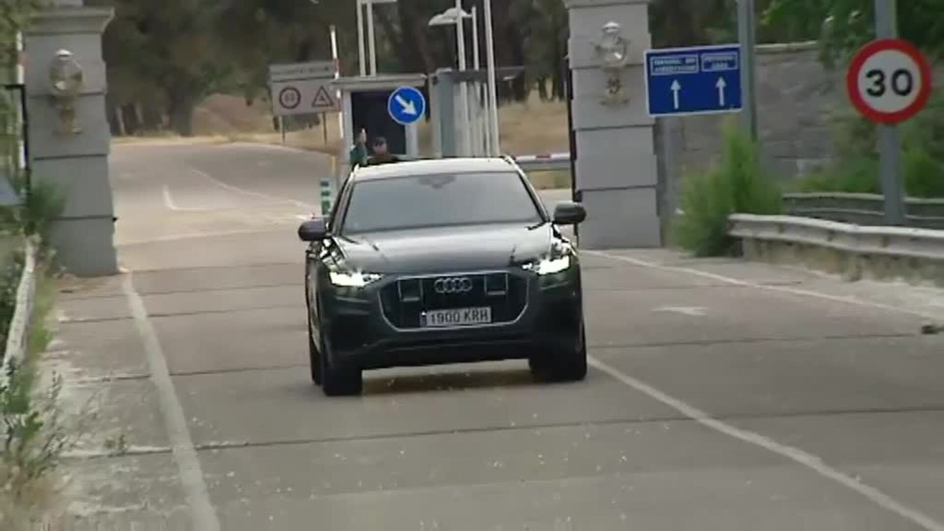 El rey emérito sale de Zarzuela tras su encuentro con Felipe VI