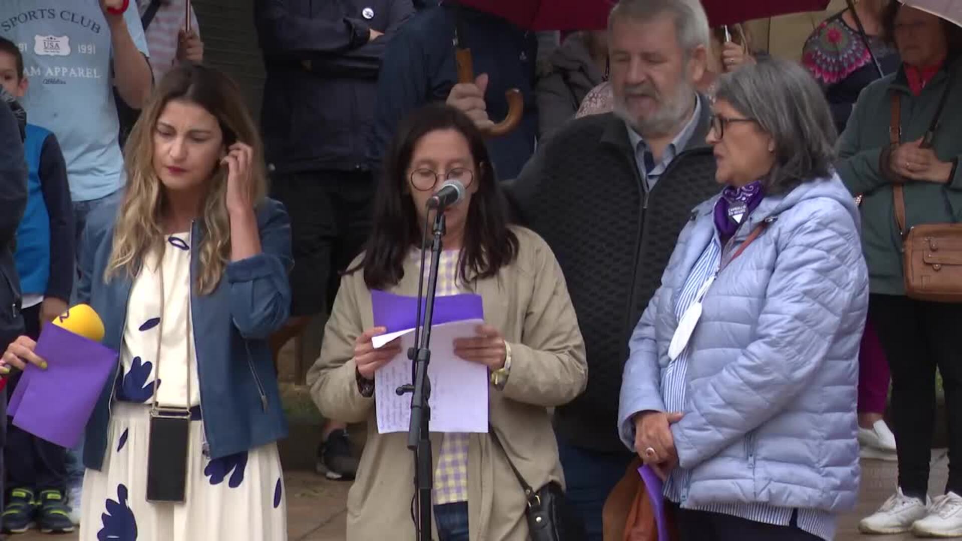 Cientos de personas se concentran en Carballo en solidaridad con la mujer agredida por su pareja