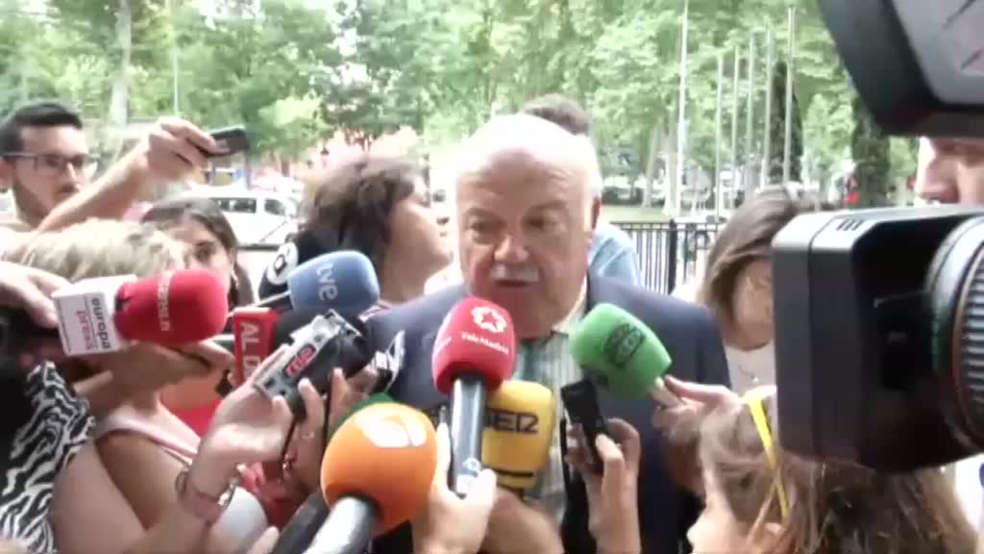 El consejero de Salud andaluz insiste en que &quot;la gestión de la Junta ha sido totalmente transparente&quot;