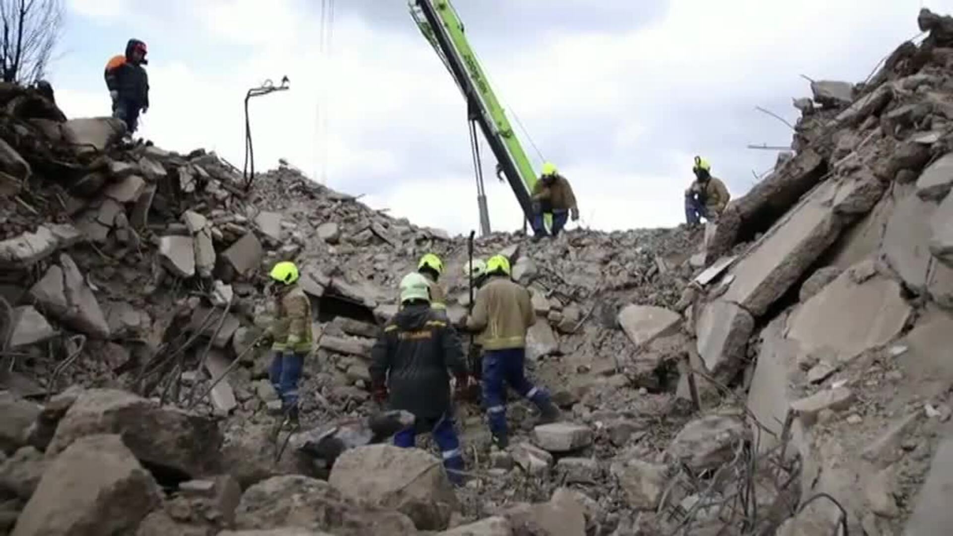 Continúa la búsqueda de supervivientes entre los escombros de Borodyanka