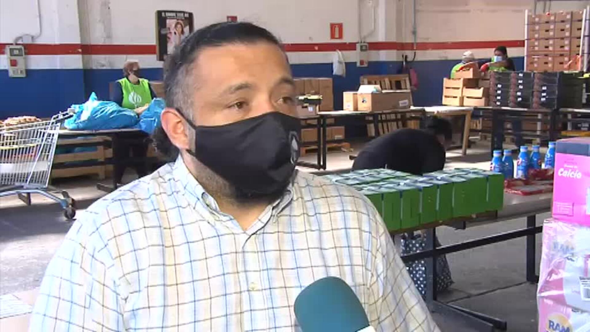 Las colas del hambre no descansan en verano