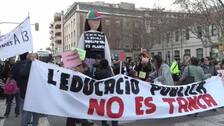La escuela pública protesta contra el cierre de más de un centenar de líneas de educación