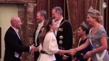La reina Letizia se sienta en el besamanos en Países Bajos debido a su dolencia en el pie