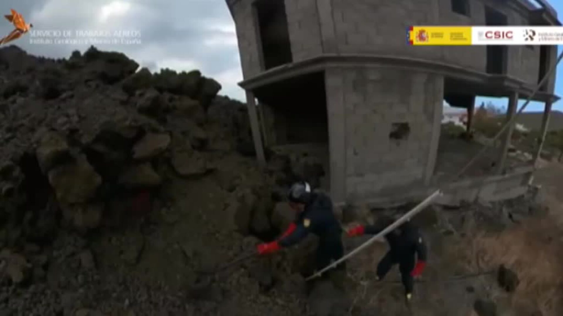 Los bomberos se tienen que retirar de Todoque por el aumento de las explosiones y la caída de cenizas