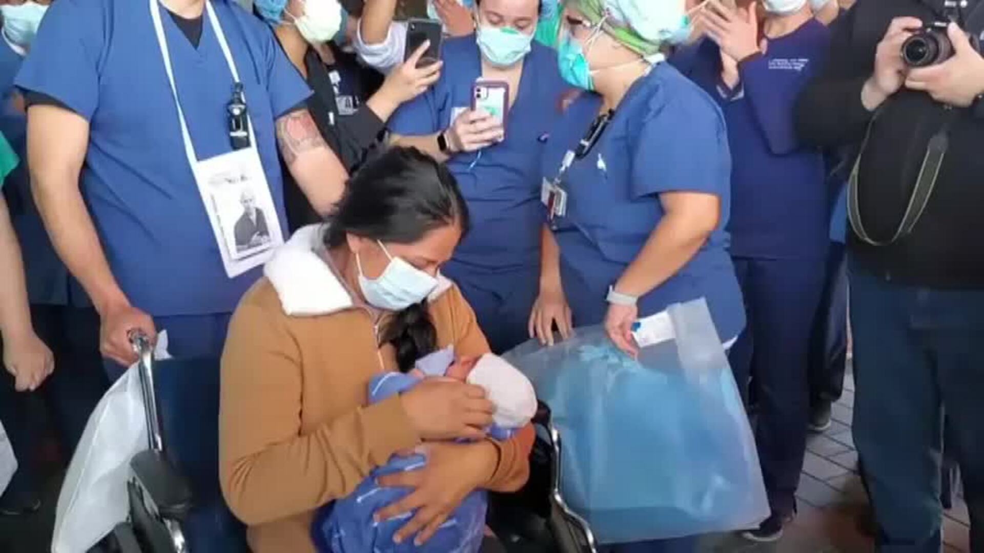 Emocionante reencuentro en Nueva York entre una madre y su hijo recién nacido