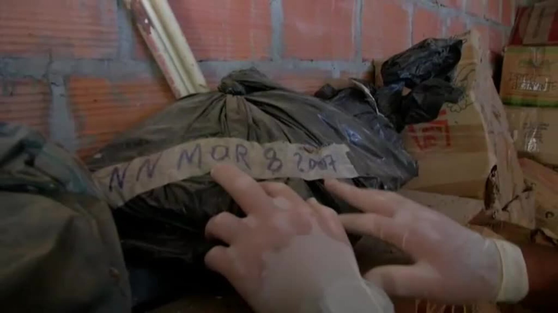 Un plan nacional trata de identificar a las víctimas enterradas de forma anónima en los cementerios de Colombia