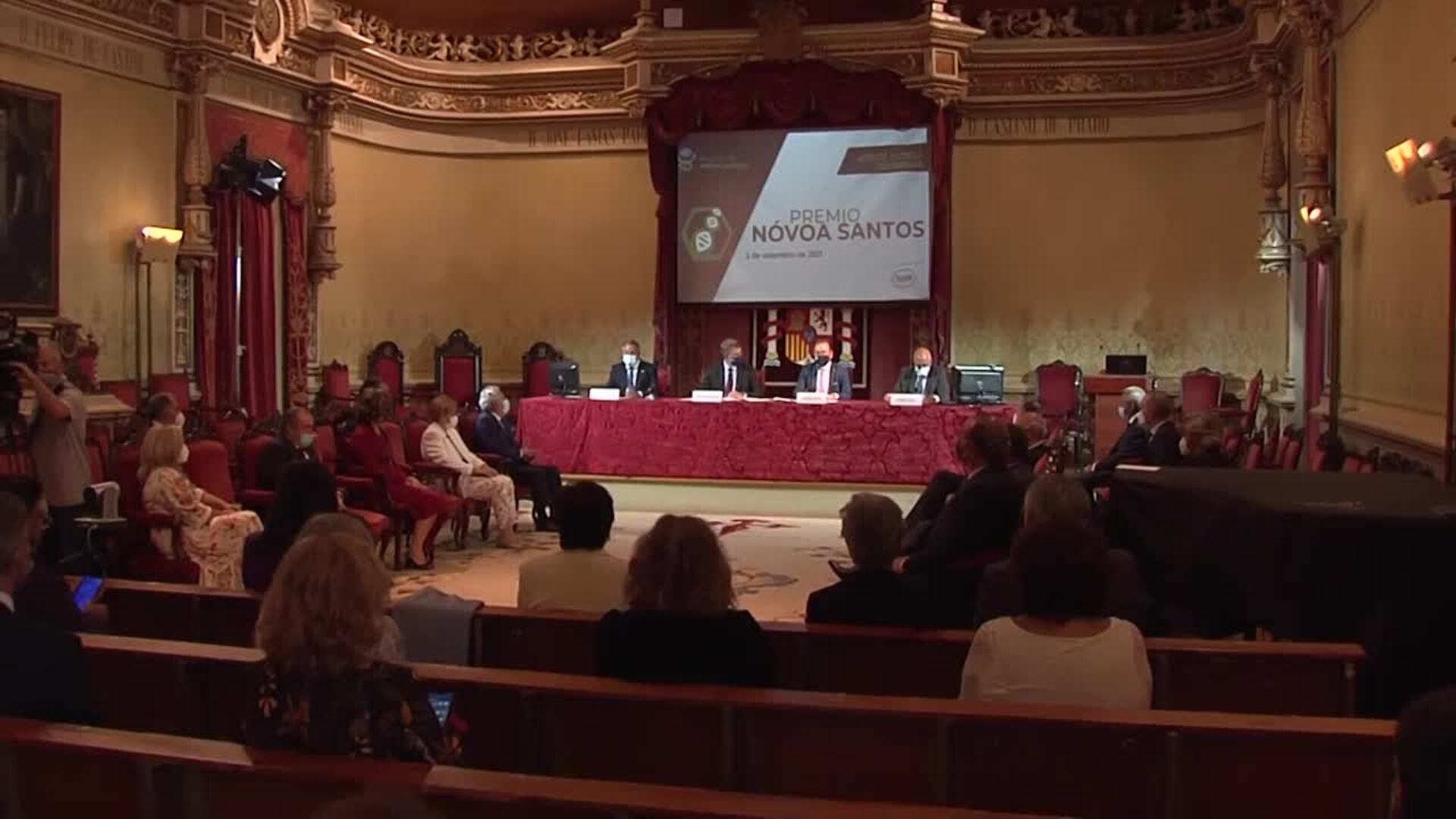 La doctora Pilar Rodríguez recibe el Premio Nóvoa Santos