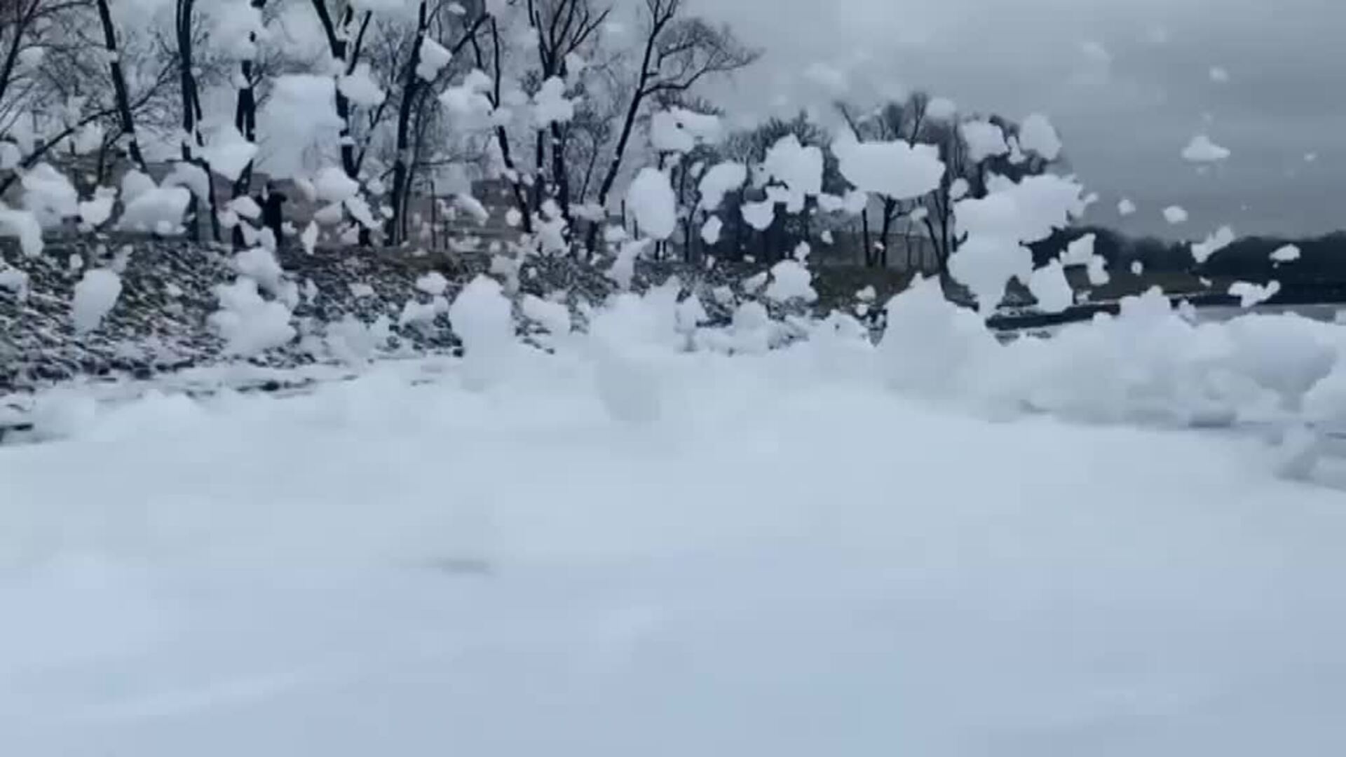 Misterioso paisaje en Rusia, un río de San Petersburgo se llena de espuma