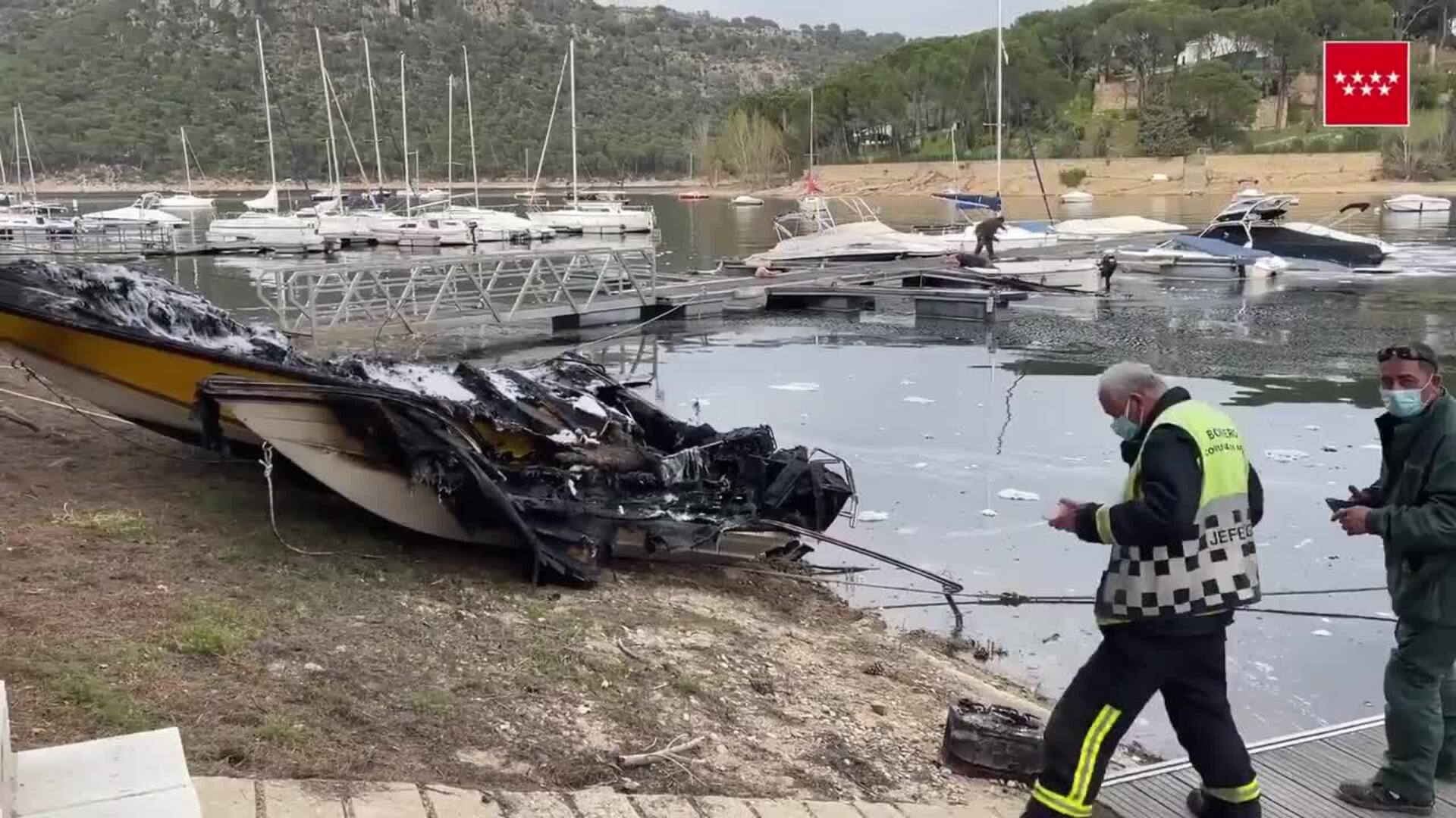 Bomberos extinguen el incendio en un embarcadero del pantano de San Juan