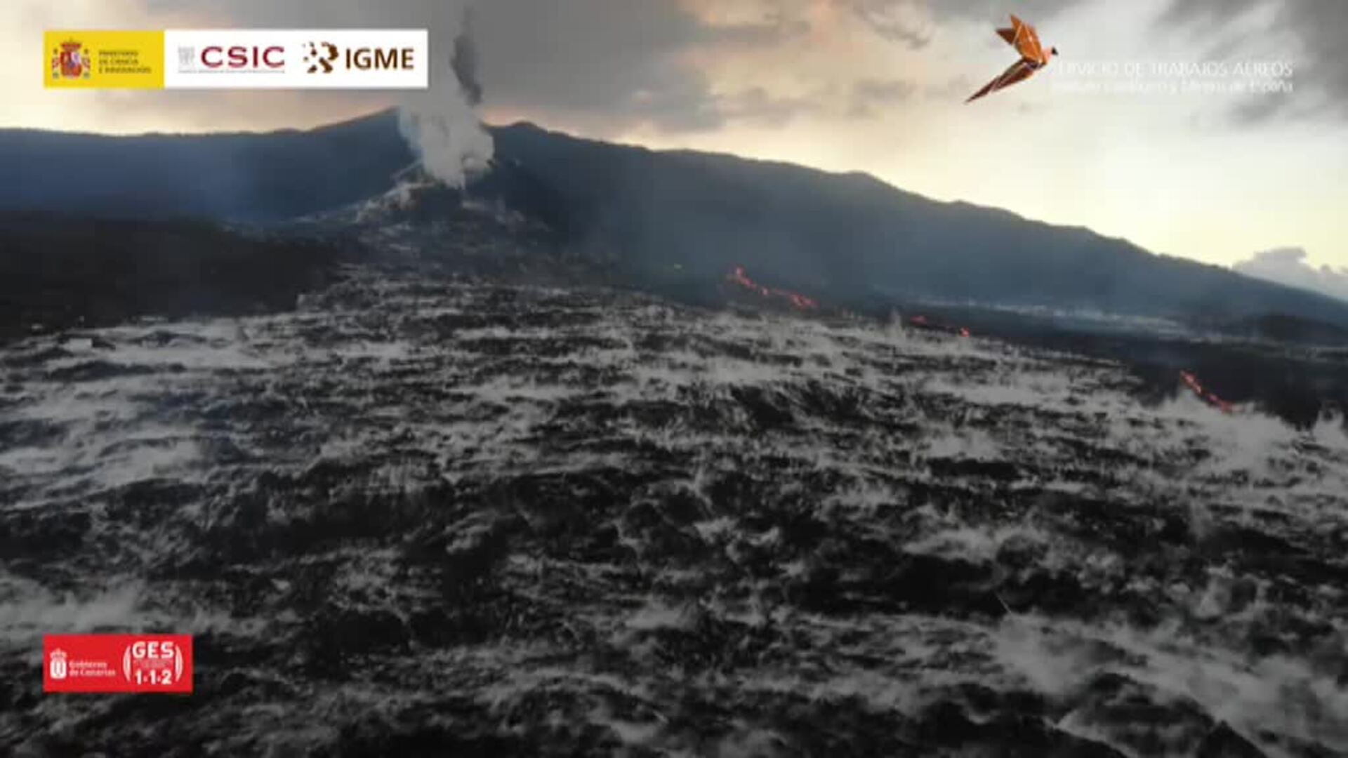 &quot;Mar de bruma&quot; en el cono del volcán provocada por la lluvia