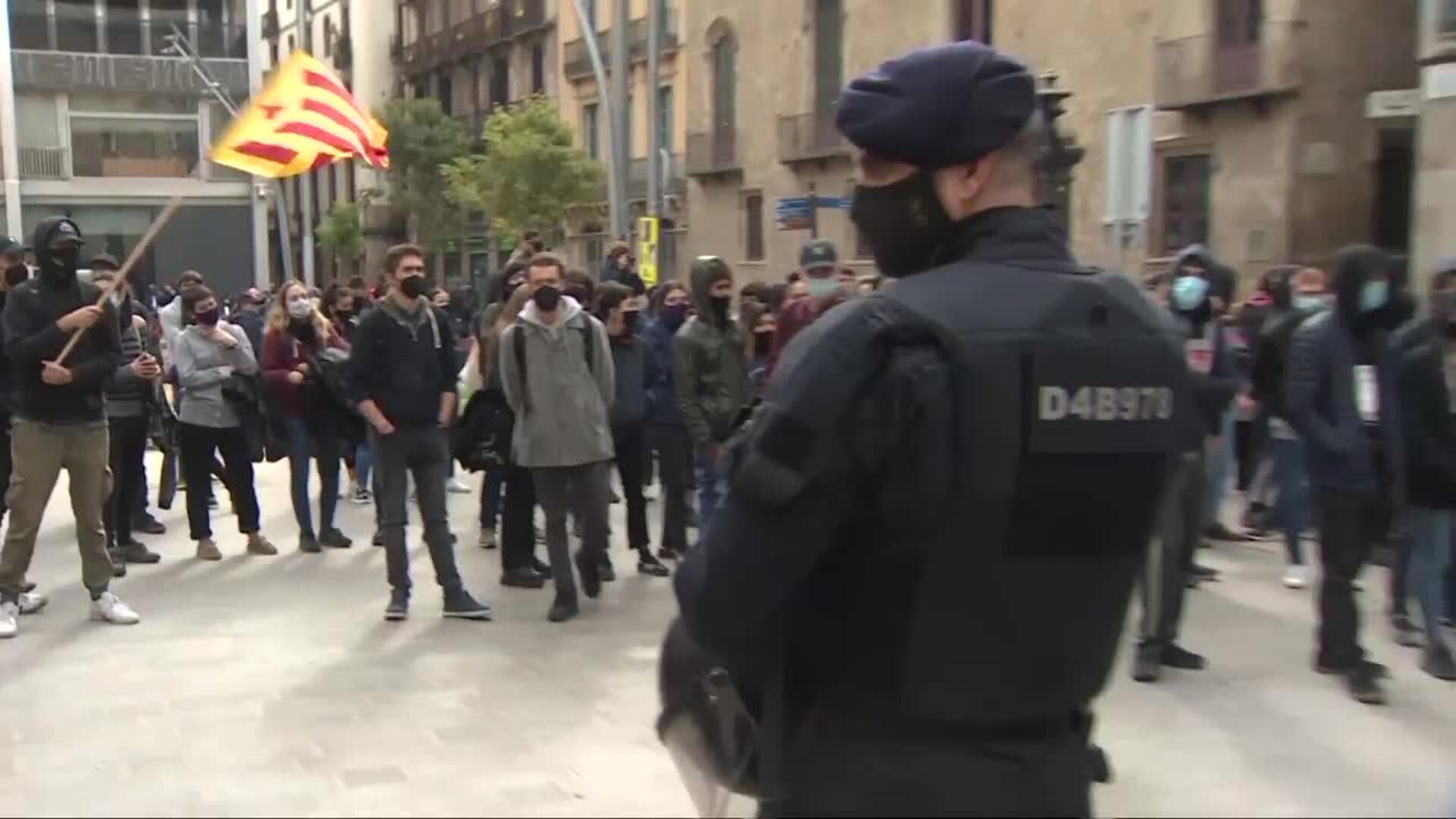 Manifestantes de Arran protestan contra concentración de Jusapol en Barcelona