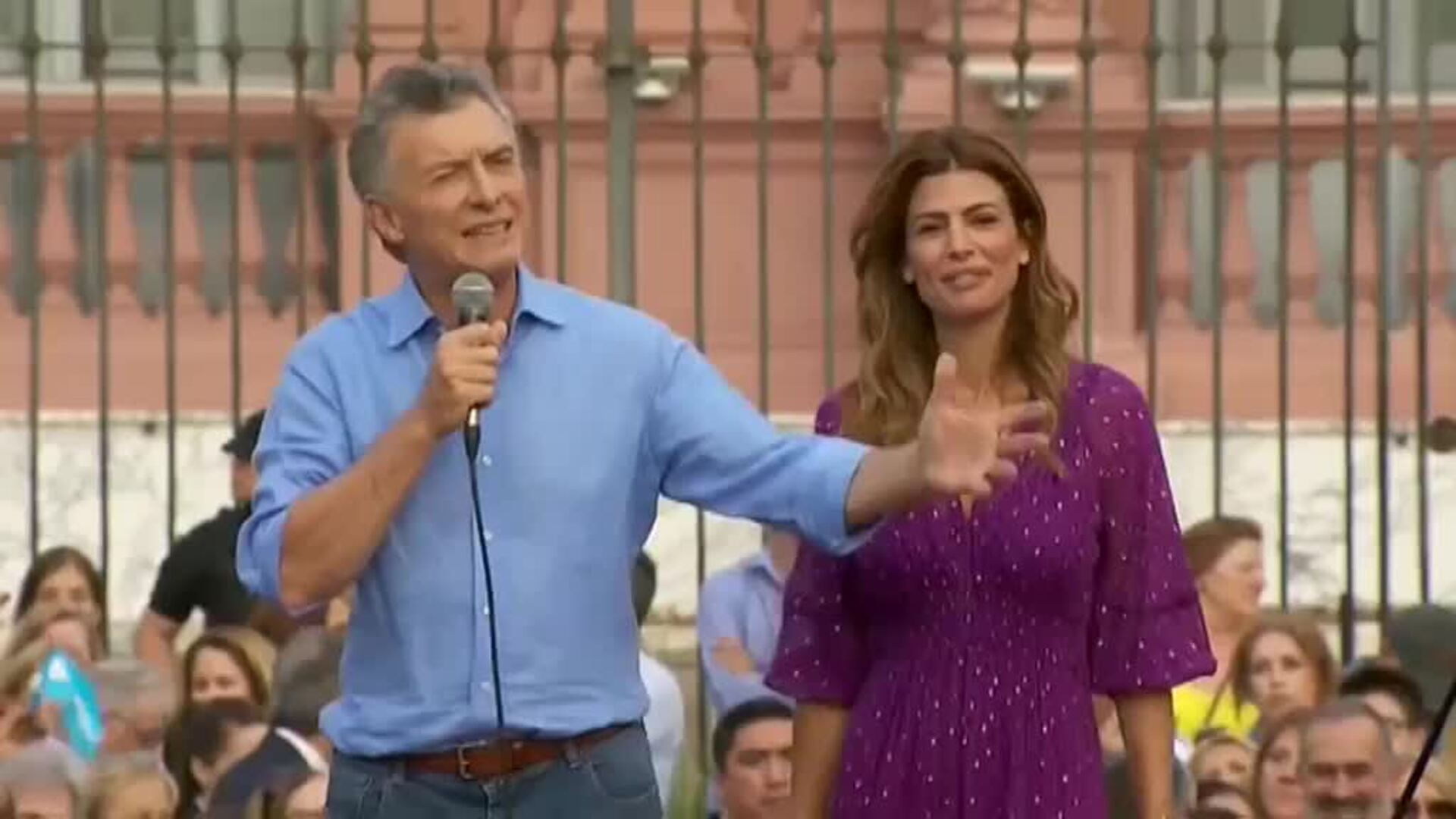 Mauricio Macri se despide en la Plaza del Dos de Mayo del pueblo argentino