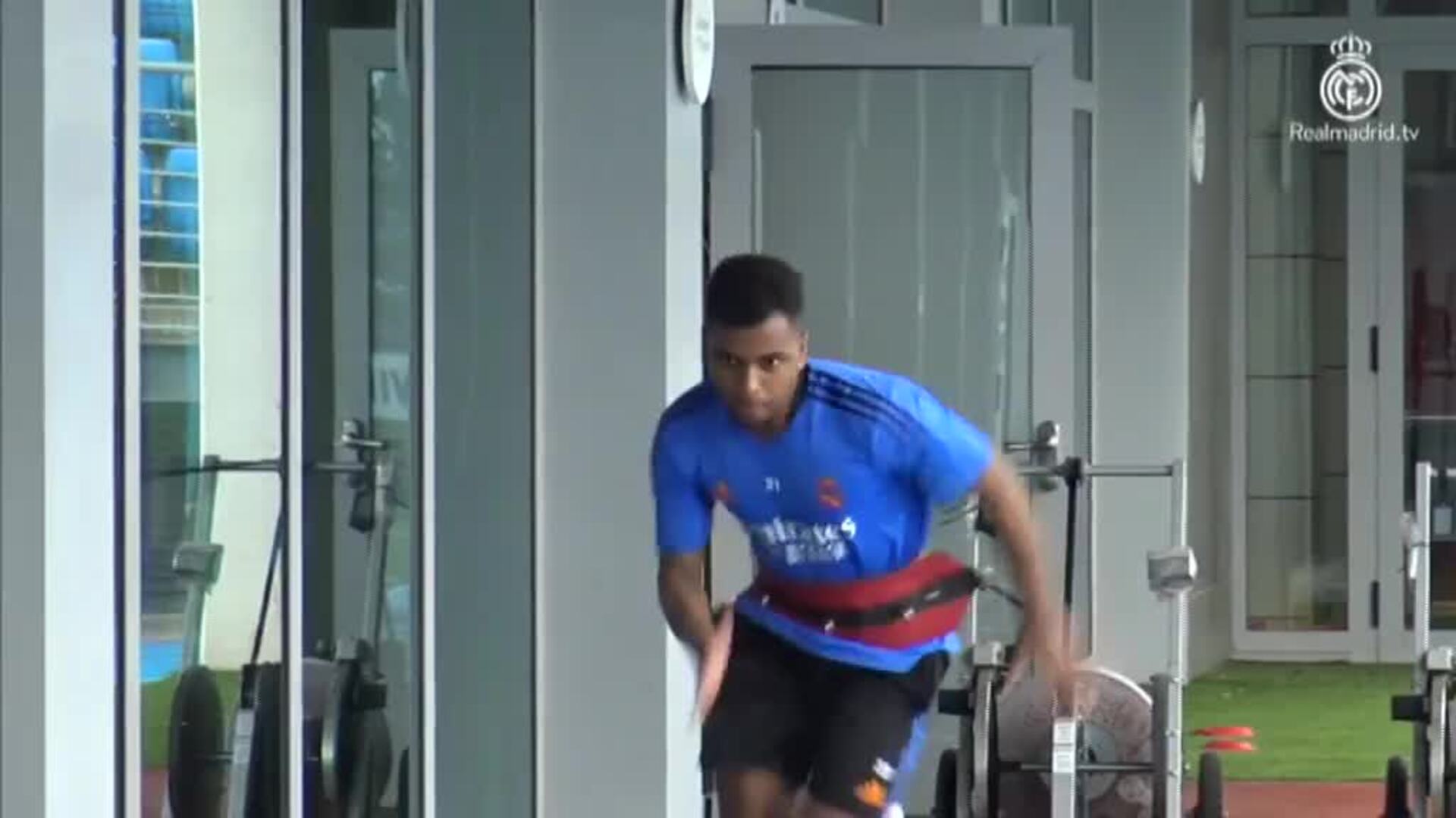 Florentino Pérez entrega a Benzemá la camiseta conmemorativa por sus 309 goles y a Kroos por sus 350 partidos de blanco