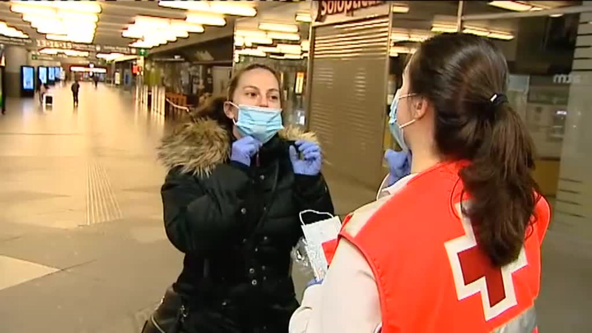 Más mascarillas que viajeros en el transporte público