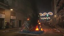 Las fallas infantiles más solidarias tras la dana se cobijan del frío con fuego y emoción