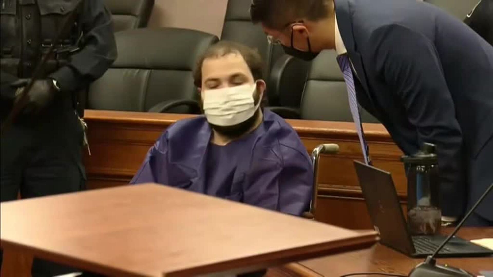 En silla de ruedas y esposado compareció ante el juez el presunto asesino de la matanza en Colorado