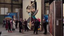 Los Reyes visitan la exposición de arte contemporáneo en el Straat Museum de Ámsterdam