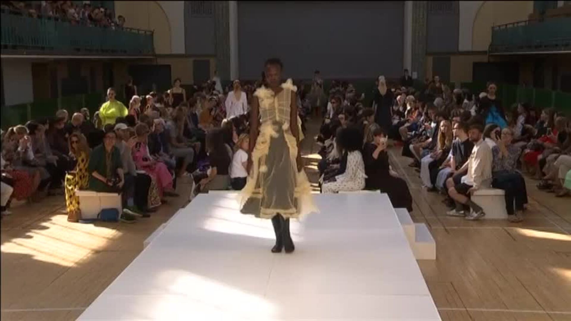 La semana de la moda de Londres presenta las vaporosas creaciones de Molly Goddard