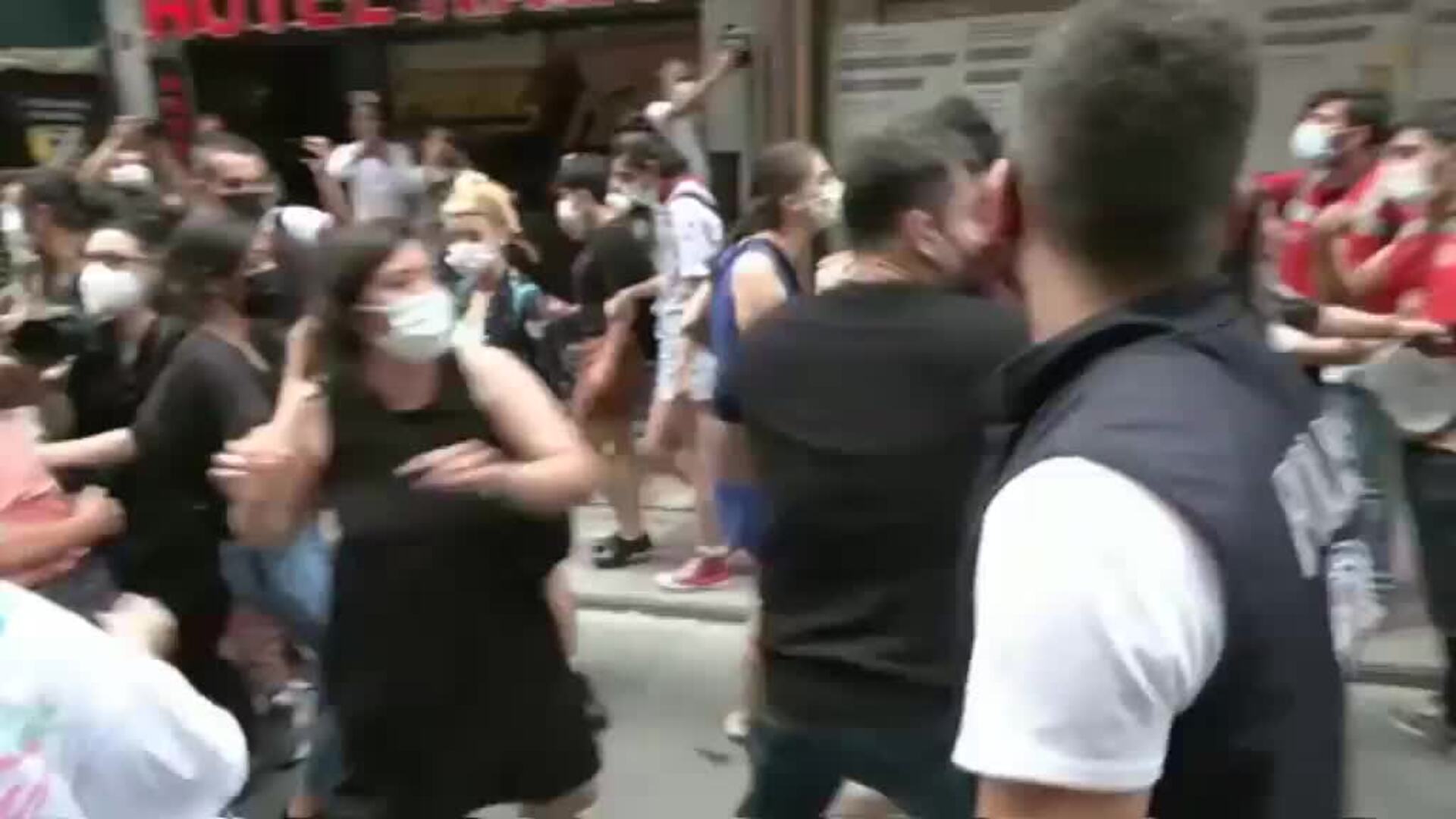 Agentes de la Policía reprimen la manifestación del Orgullo LGBTI de Estambul