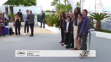 Oliver Laxe y el equipo de 'Sirat' asisten a una sesión de fotos en el Festival de Cannes