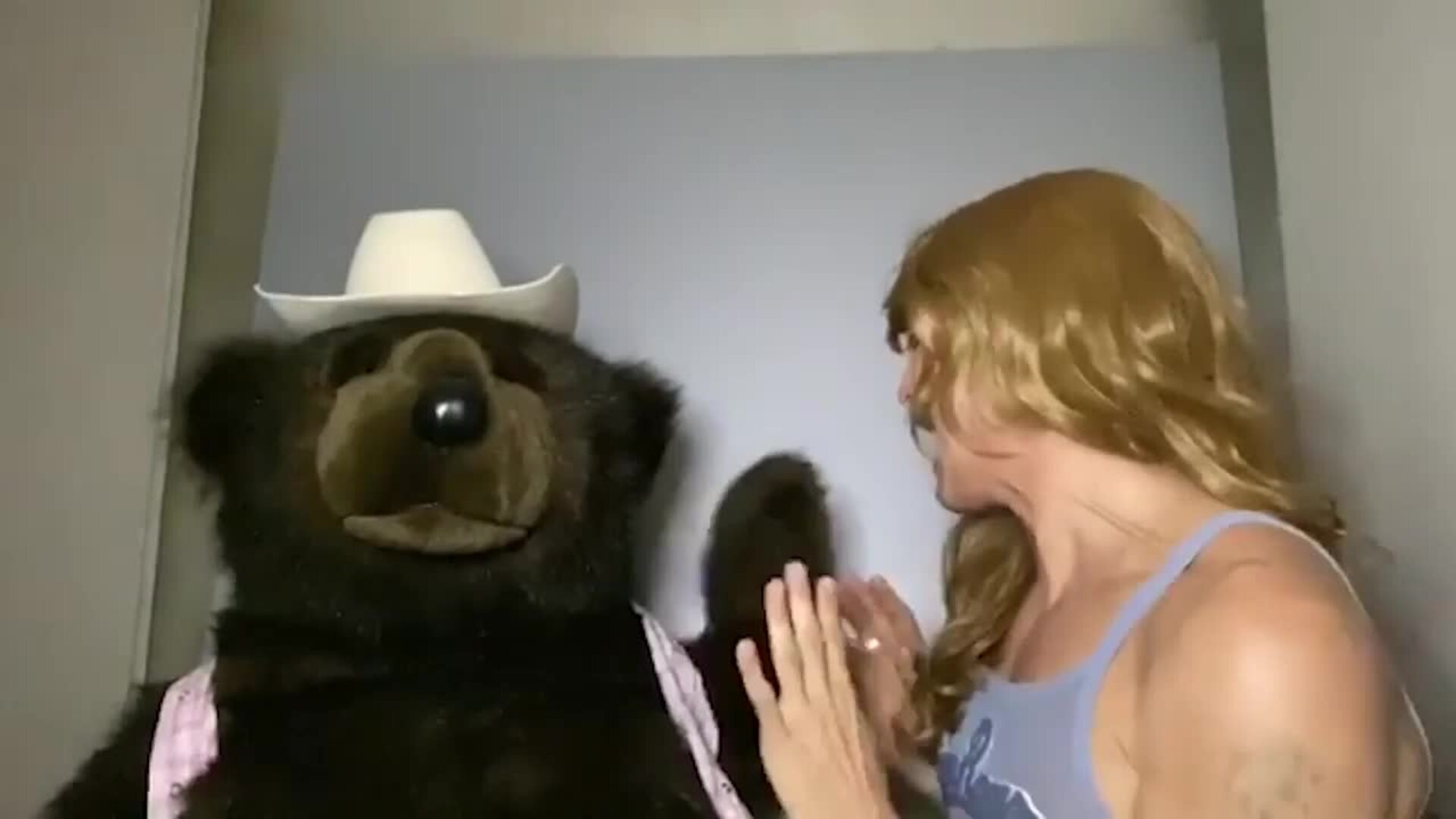 Jesús Vázquez hace de Malú y además pide responsabilidad en el confinamiento