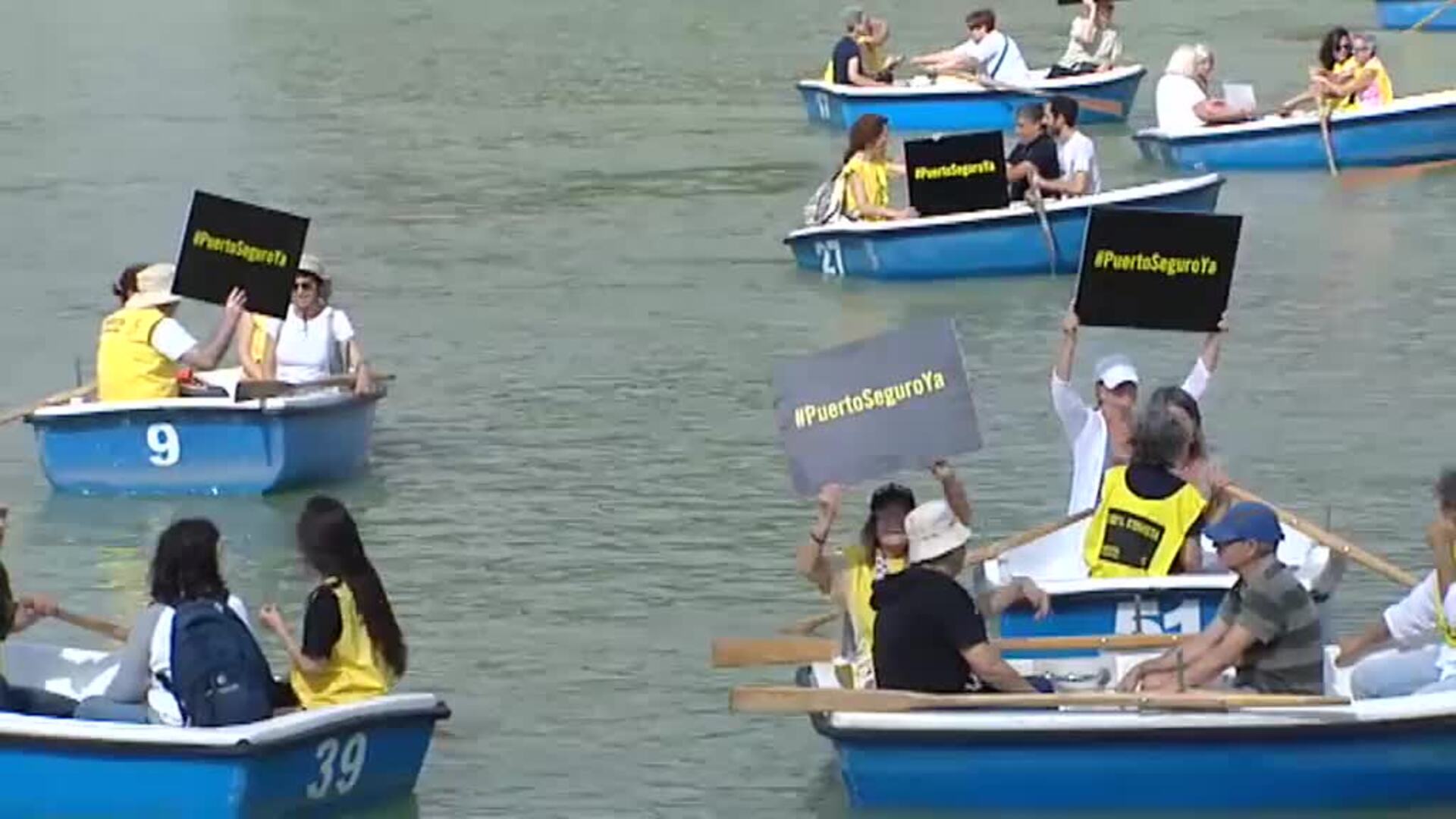 Amnistía Internacional pide &quot;puerto seguro&quot; para el Open Arms con una acción en el estanque del Retiro