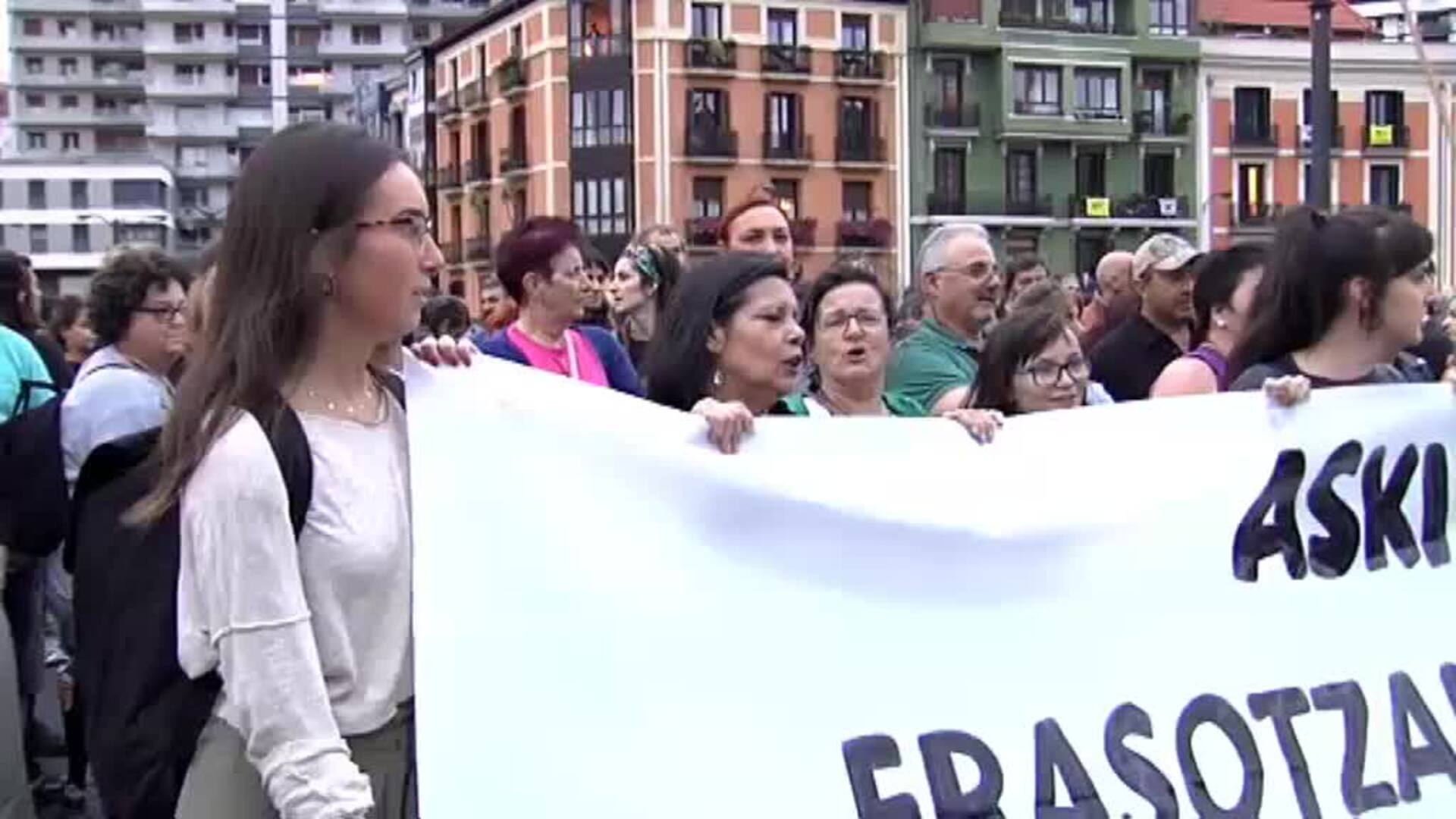 Los vecinos de Bilbao expresan su rechazo ante la agresión sexual en grupo a una mujer de 25 años