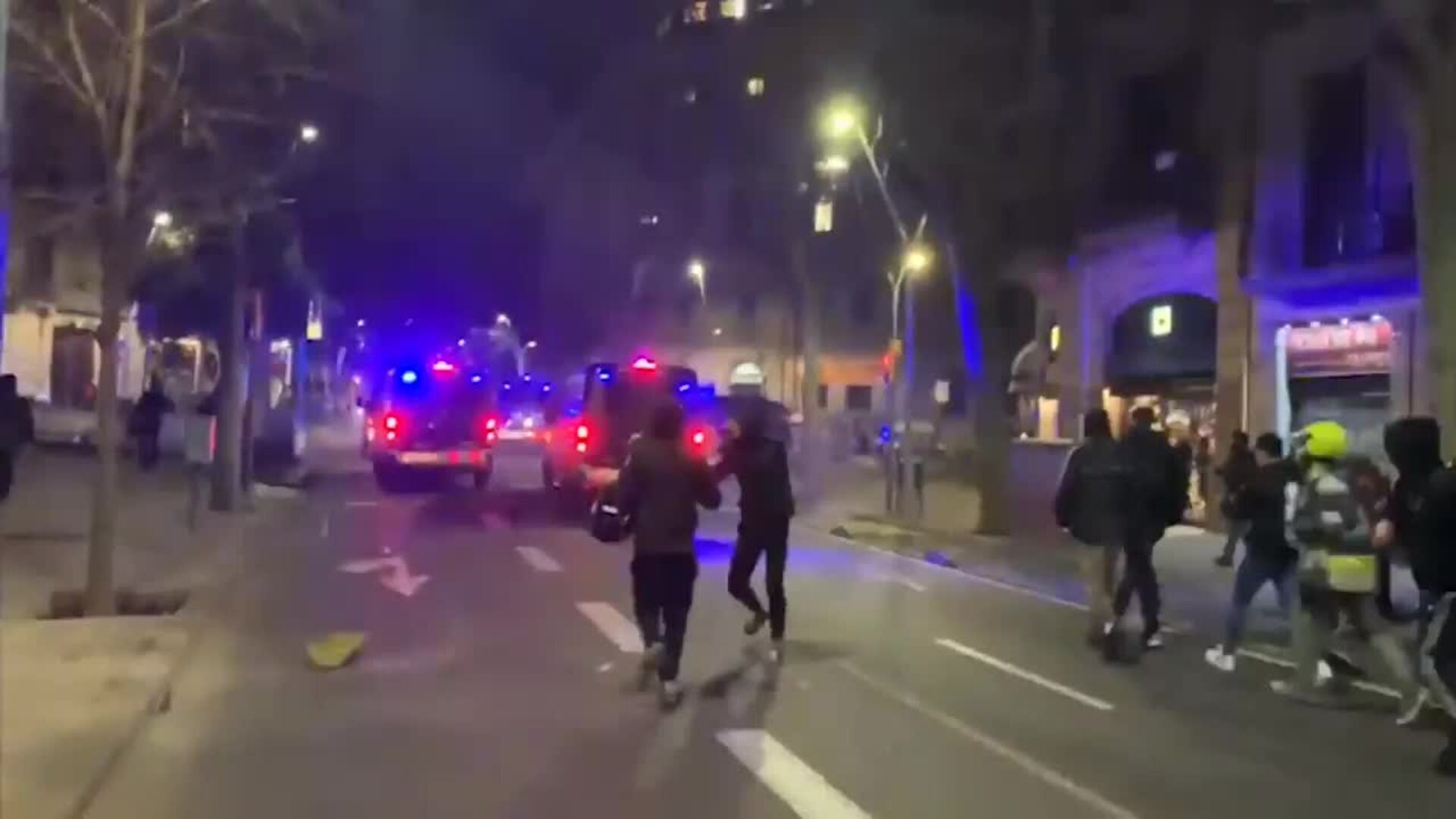 Manifestantes lanzan objetos contra furgonetas de Mossos en Barcelona