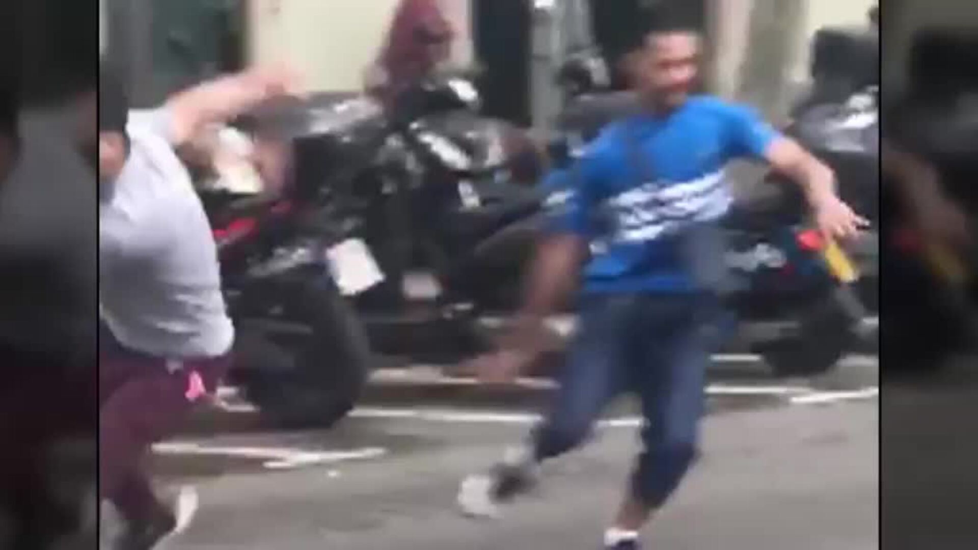 Pegan una paliza a un hombre para robarle el reloj en la Rambla del Raval de Barcelona